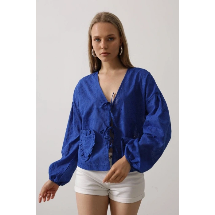 Kalp Detaylı Bağlamalı Brode Bluz  aks