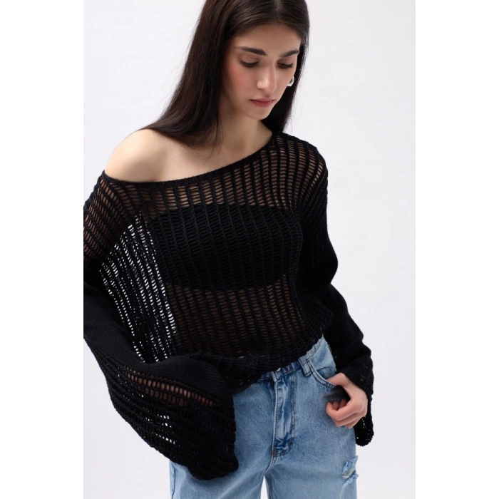 Kayık Yaka Ajurlu Bluz