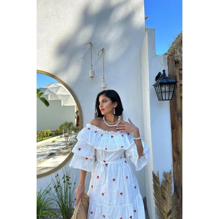 Kırmızı Omuzları Lastikli Brode Elbise