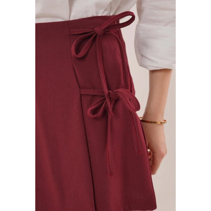 Önü Piliseli Yandan Bağlama Detaylı Bordo Mini Şort Etek