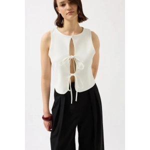 Bağcık Detay Dekolte Bluz