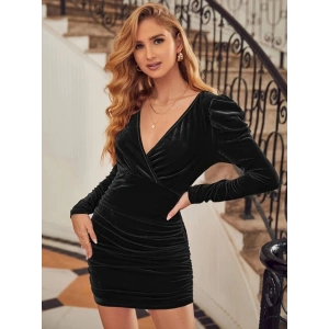 Kadın Uzun Kollu Kruvaze Yaka Yanlardan Büzgülü Kadife Elbise