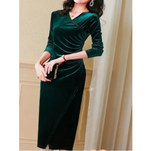 Kadın Uzun Kollu Kruvaze Yakalı Yandan Büzgülü önden çapraz Detaylı Midi Kadife Elbise