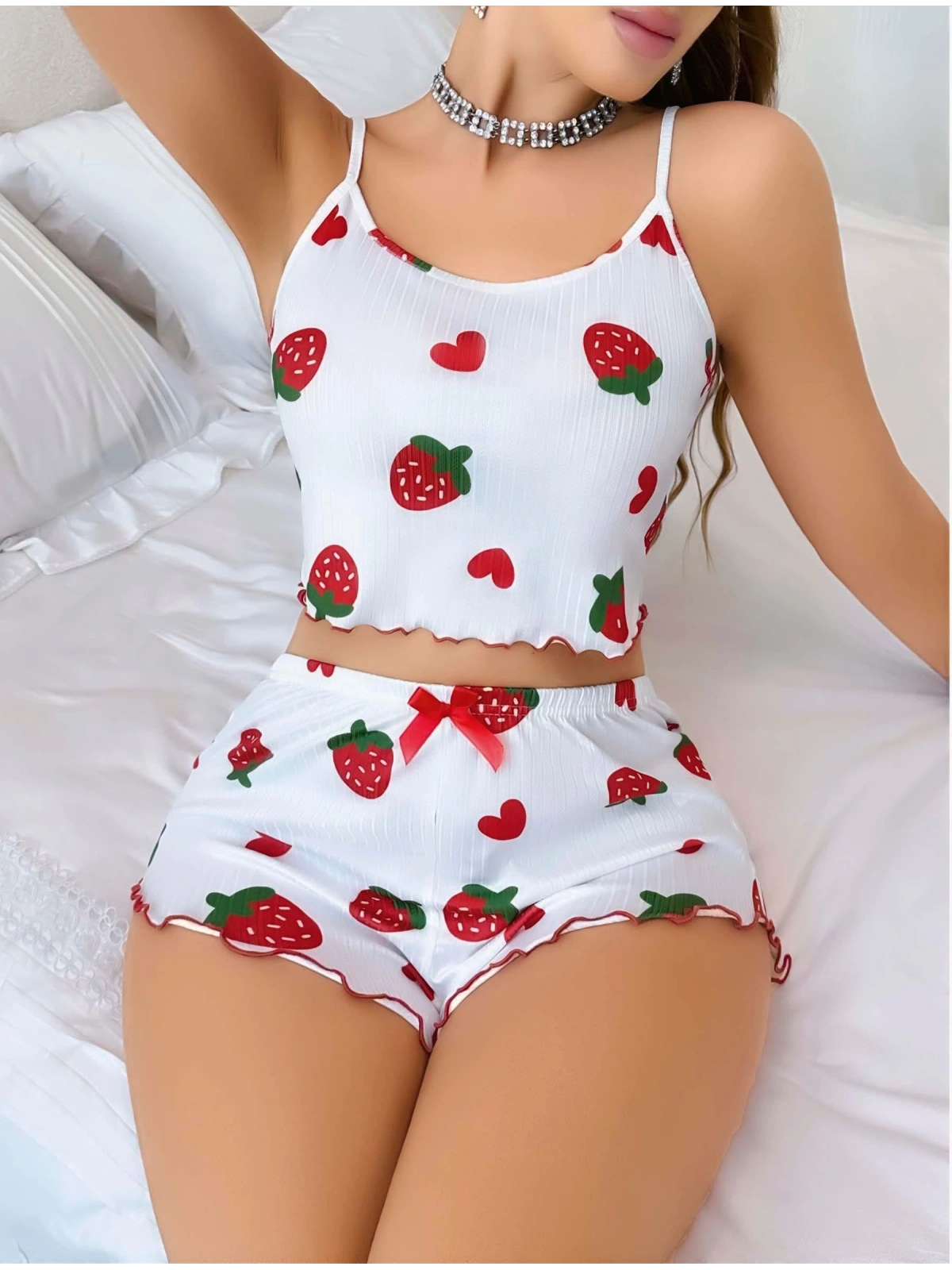 Kadın Beyaz Çilek desenli Şortlu Pijama Takımı 5053