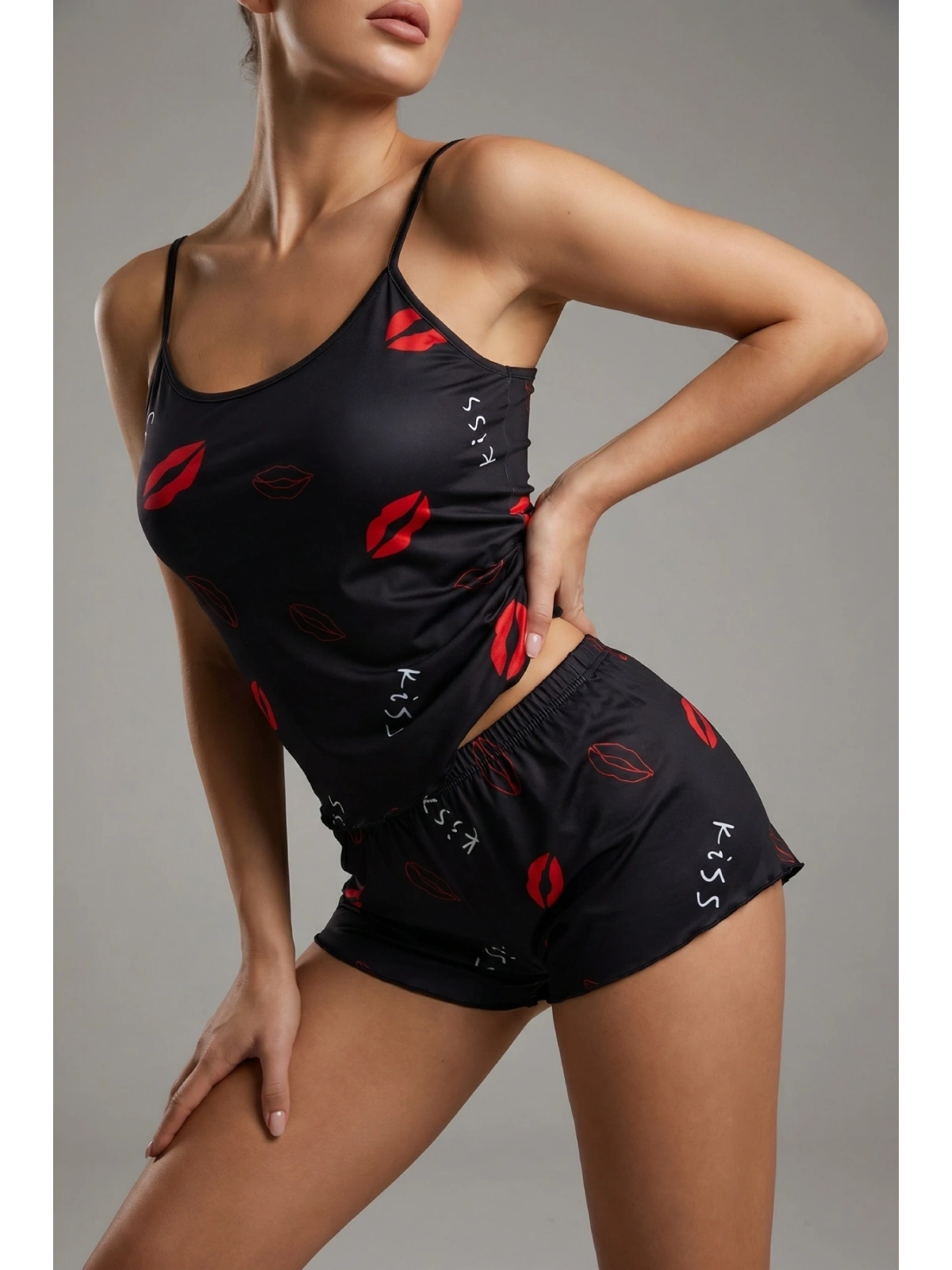 Öpücük Desenli Siyah Askılı Şortlu Kadın Pijama Takımı TM1358