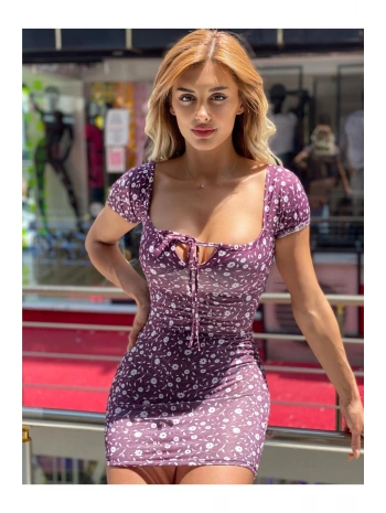 Morliva Mürdüm Üzeri Beyaz Çiçek Desenli Dekolte İp Detaylı Mini Elbise