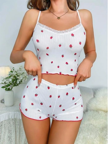 Beyaz Üstüne Çilek Desenli Askılı Şortlu Pijama Takımı