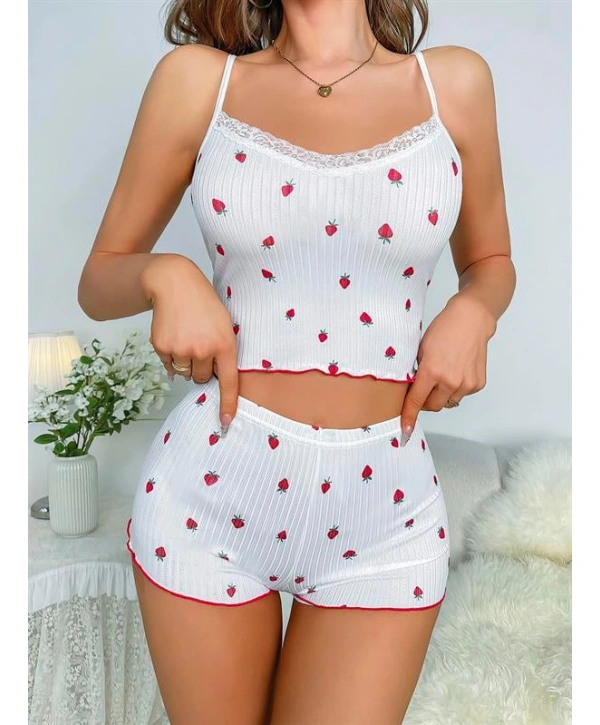 Beyaz Üstüne Çilek Desenli Askılı Şortlu Pijama Takımı
