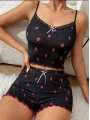 Siyah Üstüne Kırmızı Çilek Desenli Askılı Şortlu Pijama Takımı