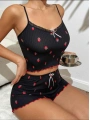 Siyah Üstüne Kırmızı Çilek Desenli Askılı Şortlu Pijama Takımı