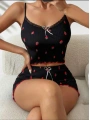 Siyah Üstüne Kırmızı Çilek Desenli Askılı Şortlu Pijama Takımı