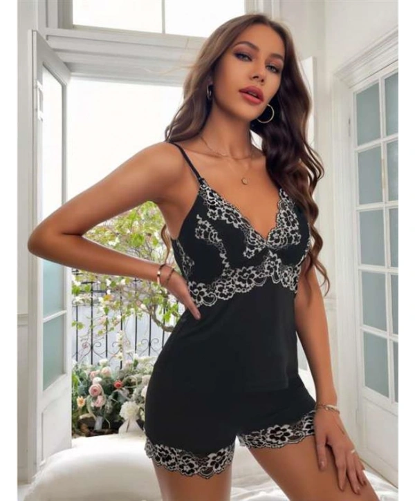 Beyaz Dantel İşlemeli Siyah İnce Askılı Saten Şortlu Takım