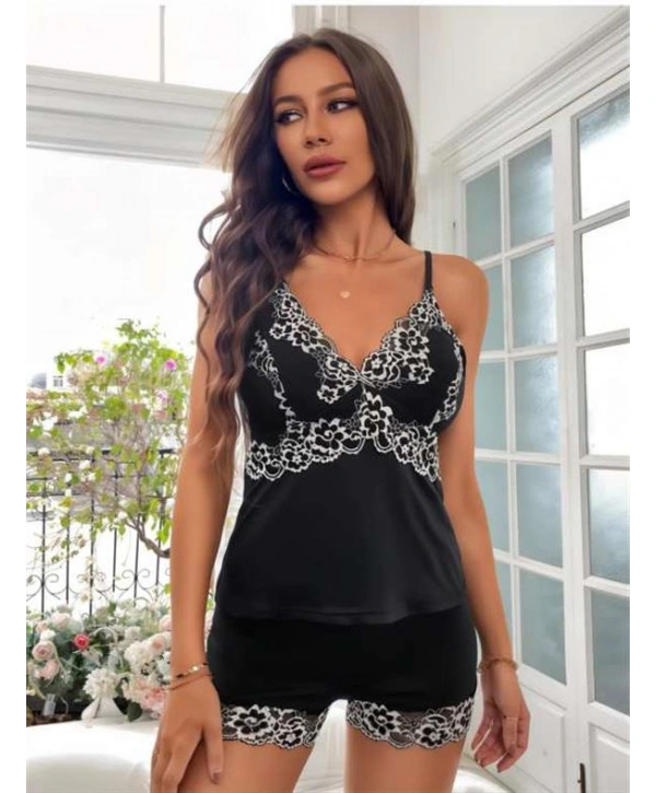 Beyaz Dantel İşlemeli Siyah İnce Askılı Saten Şortlu Takım