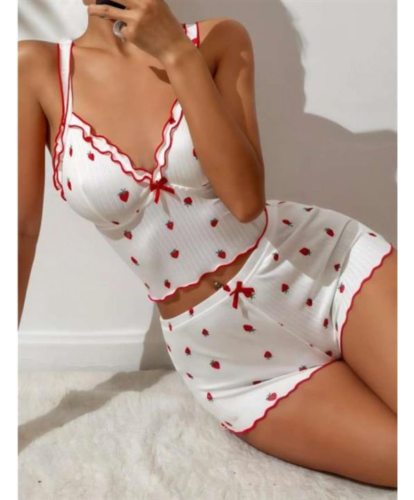 Beyaz Üstüne Çilek Desenli Fitilli Askılı Şortlu Pijama Takımı