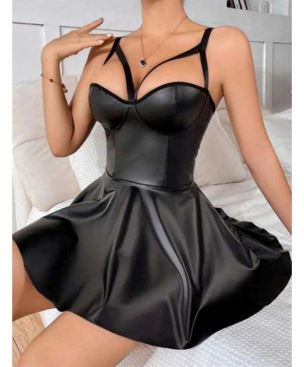 Siyah Etekli Pileli Göğüs Detaylı Fantezi Deri Elbise