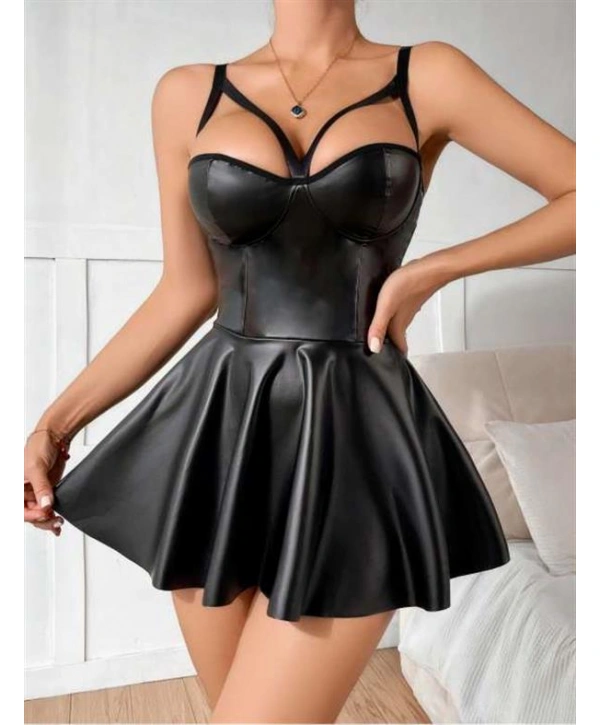 Siyah Etekli Pileli Göğüs Detaylı Fantezi Deri Elbise