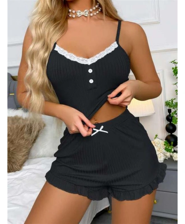 Siyah Üstüne Beyaz Dantel İşlemeli Askılı Şortlu Pijama Takımı
