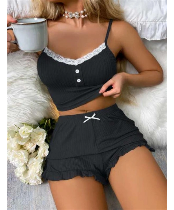 Siyah Üstüne Beyaz Dantel İşlemeli Askılı Şortlu Pijama Takımı