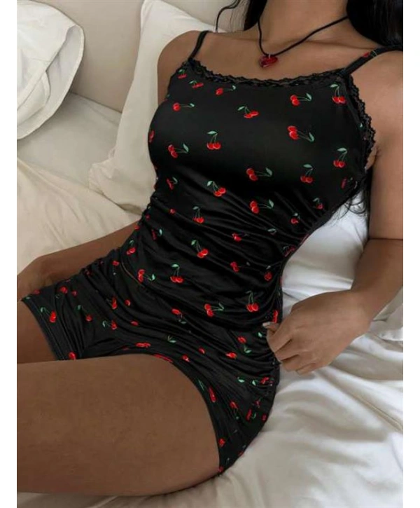 Siyah Üstüne Kiraz Desenli Dantel İşlemeli Askılı Şortlu Pijama Takımı
