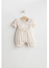 Kız Bebek Flowery Kısa Tulum Bej - Çiçek Desenli Fırfırlı Yaka ve Dantel Detaylı Yazlık (0-9 Ay)