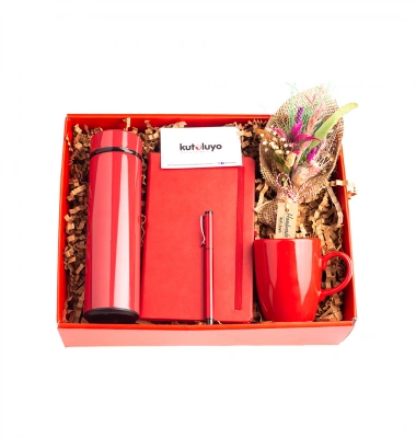 Kırmızı Çiçekler Hediye Kutusu