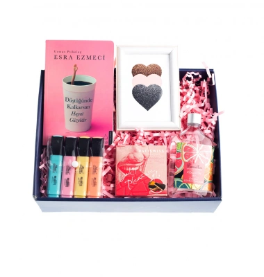 Esra Ezmeci Rengarenk Hediye Kutusu