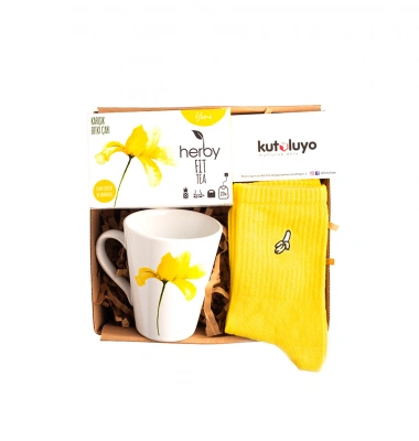 Sarı Çiçekli Hediye Kutusu