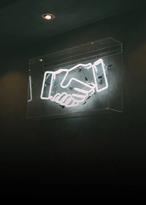 Başarıları ödüllendirmek, özel anları kalıcı kılmak ve çalışanları onurlandırmak için Kutuluyo’nun özgün kurumsal hediyelerinden yararlanın!