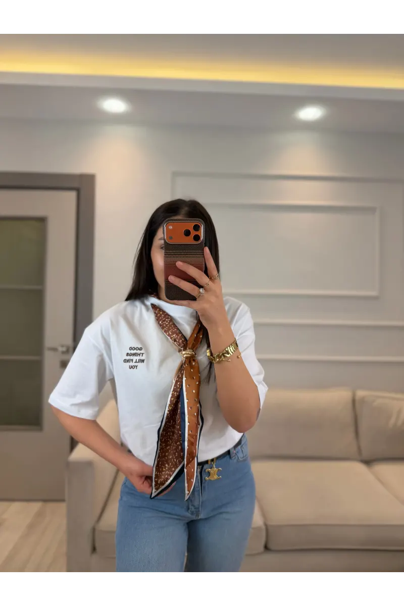 Yazı Nakış Fularlı T-Shirt