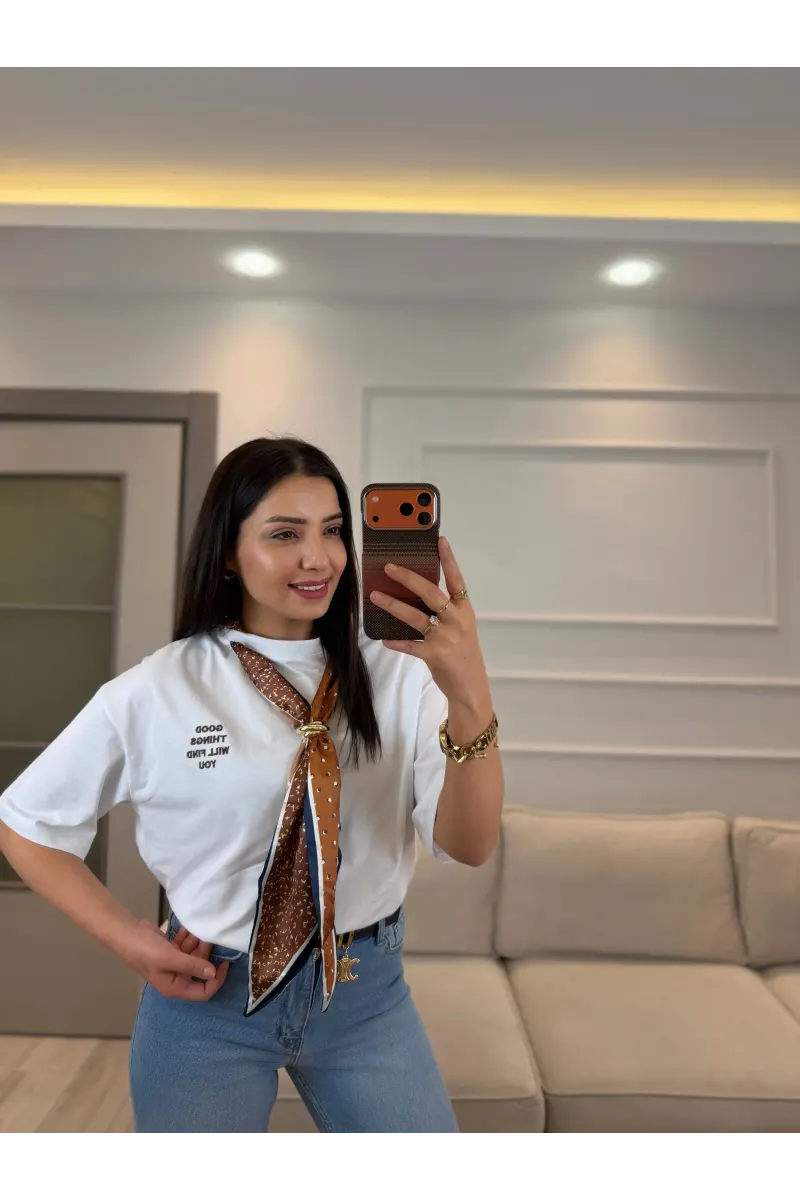 Yazı Nakış Fularlı T-Shirt