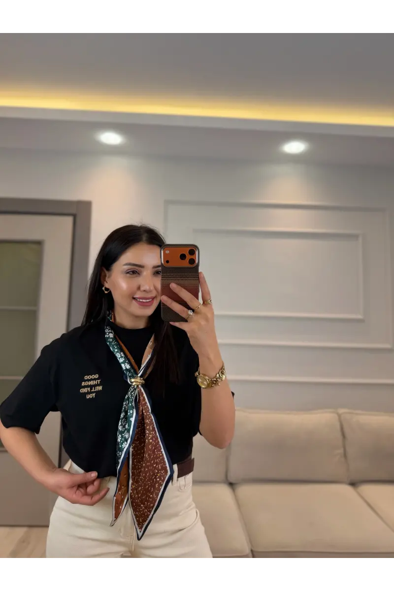 Yazı Nakış Fularlı T-Shirt