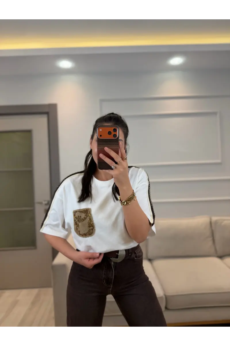 Cep Nakış Detaylı T-Shirt