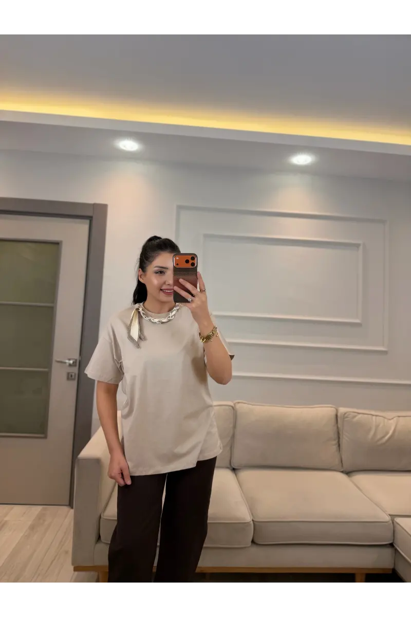 Yaka İncili Fularlı T-Shirt