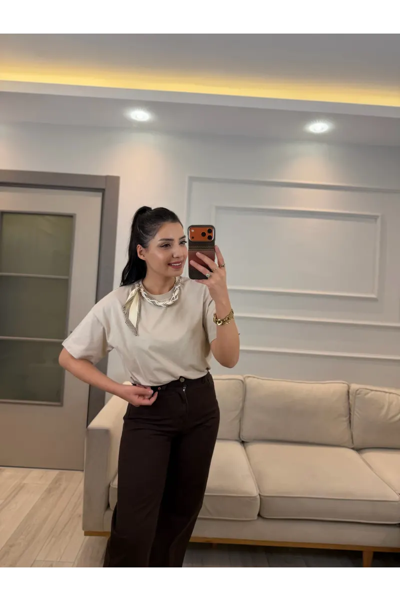 Yaka İncili Fularlı T-Shirt