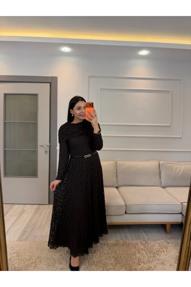 Tasarım Kapalı Madonna Detaylı Güpür Elbise