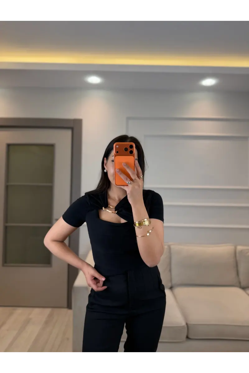 Yaka Dekolte Toka Detaylı Bluz