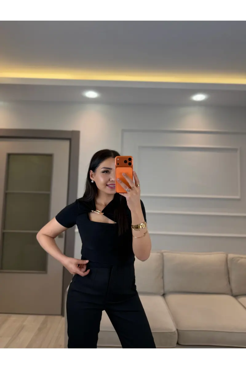 Yaka Dekolte Toka Detaylı Bluz
