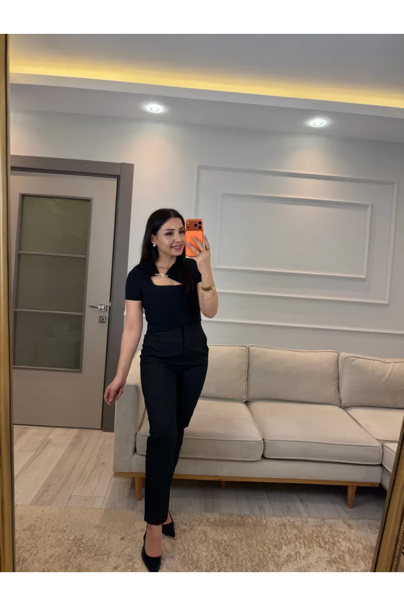 Yaka Dekolte Toka Detaylı Bluz