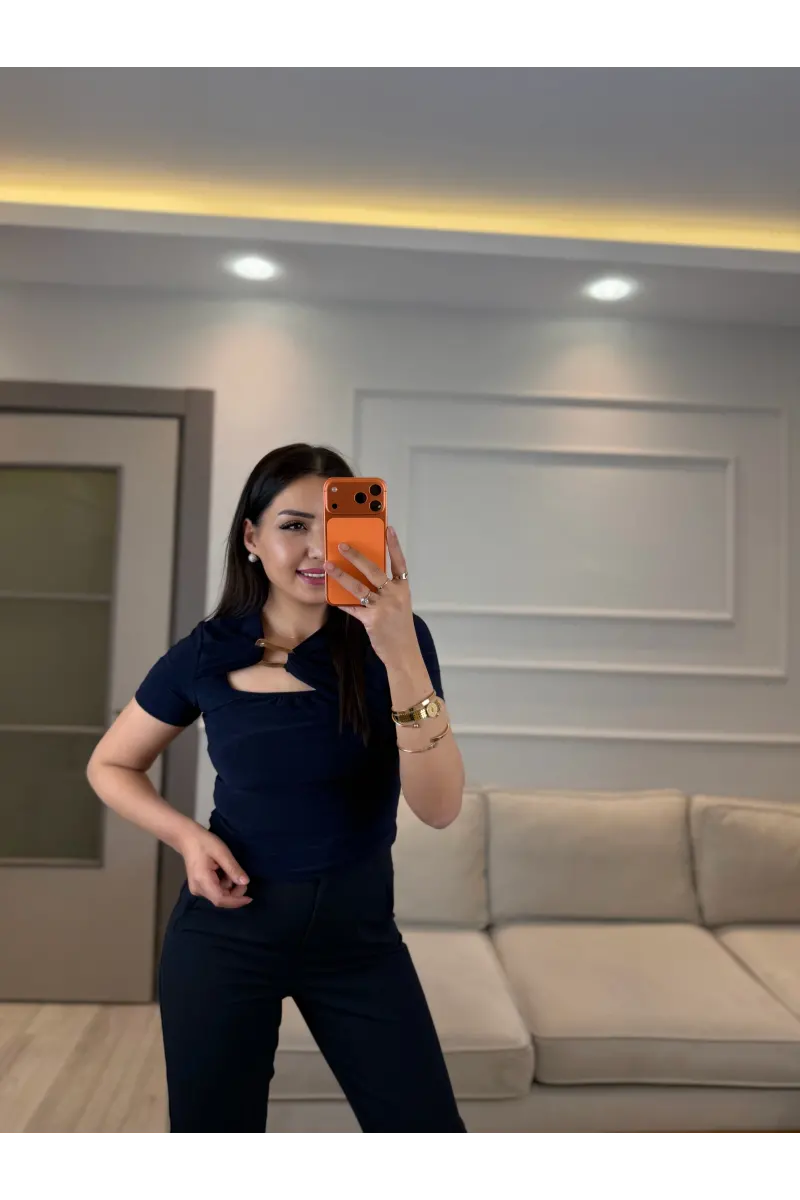Yaka Dekolte Toka Detaylı Bluz
