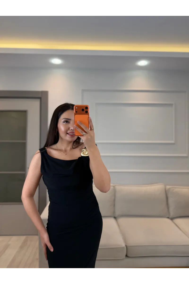 Aksesuar Detaylı Drapeli Elbise