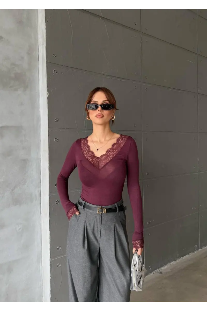 V Yaka Dantel Detaylı Bluz