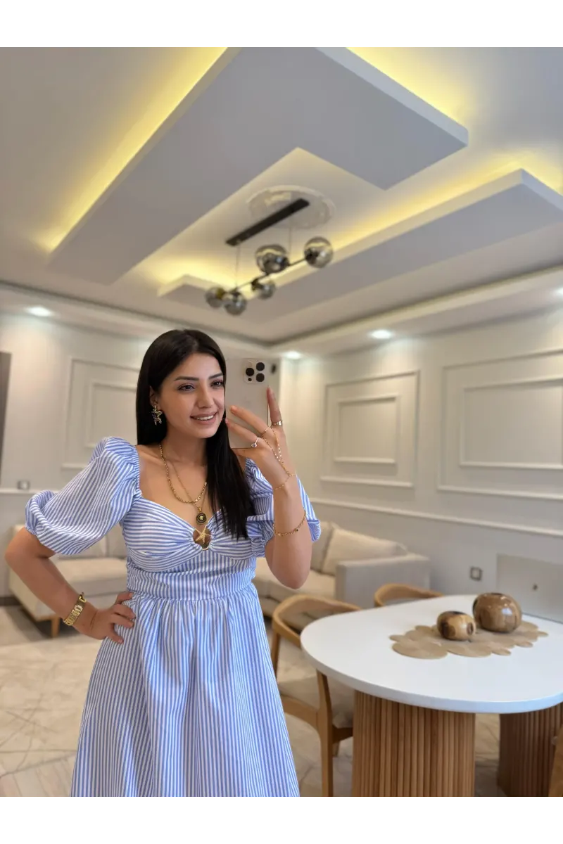 Broş Detaylı Çizgili Elbise