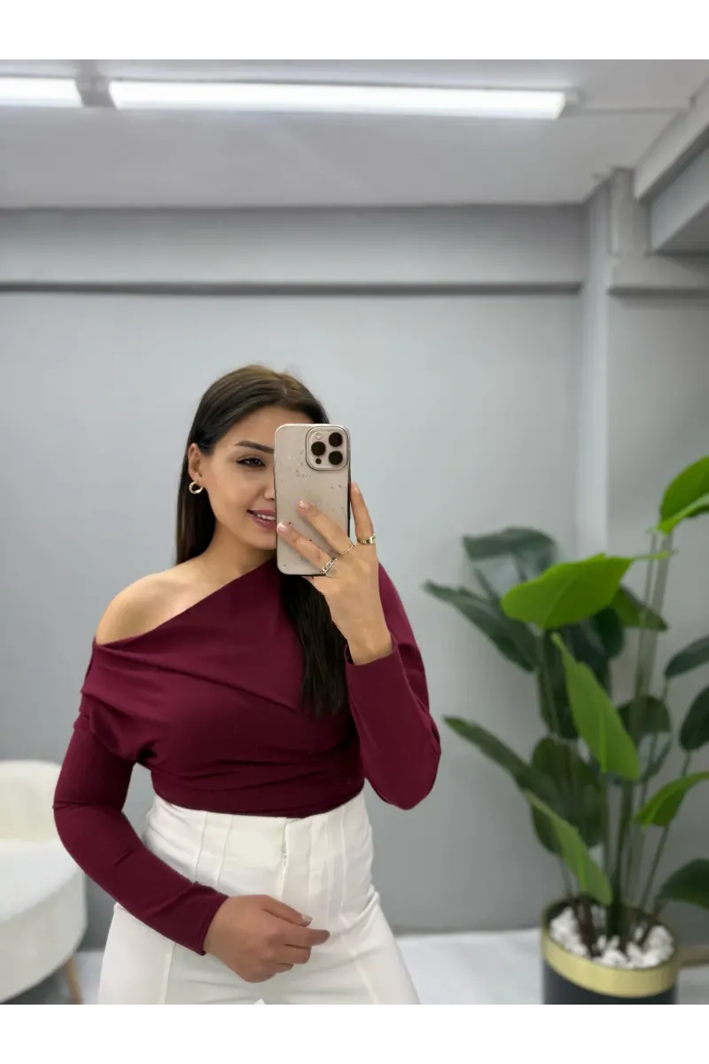 Düşük Omuz Drapeli Asimetrik Bluz