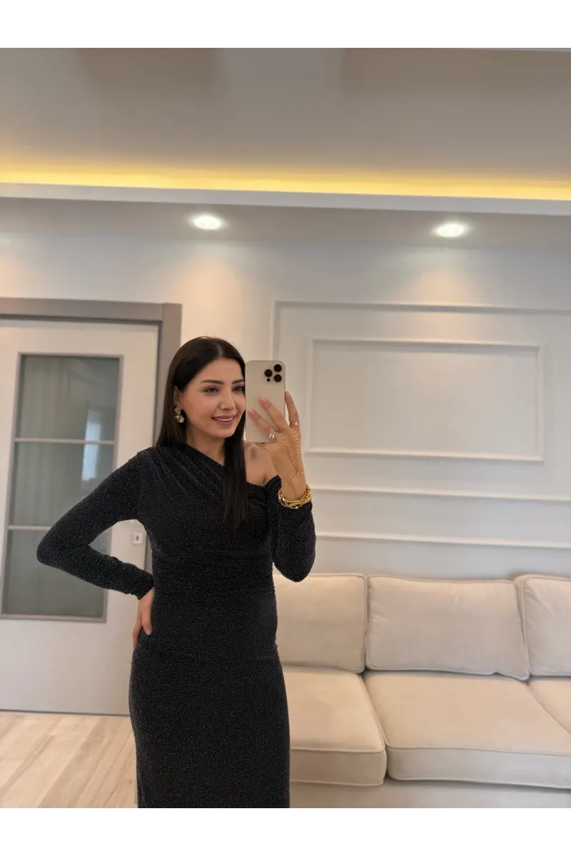 Düşük Omuz Simli Elbise