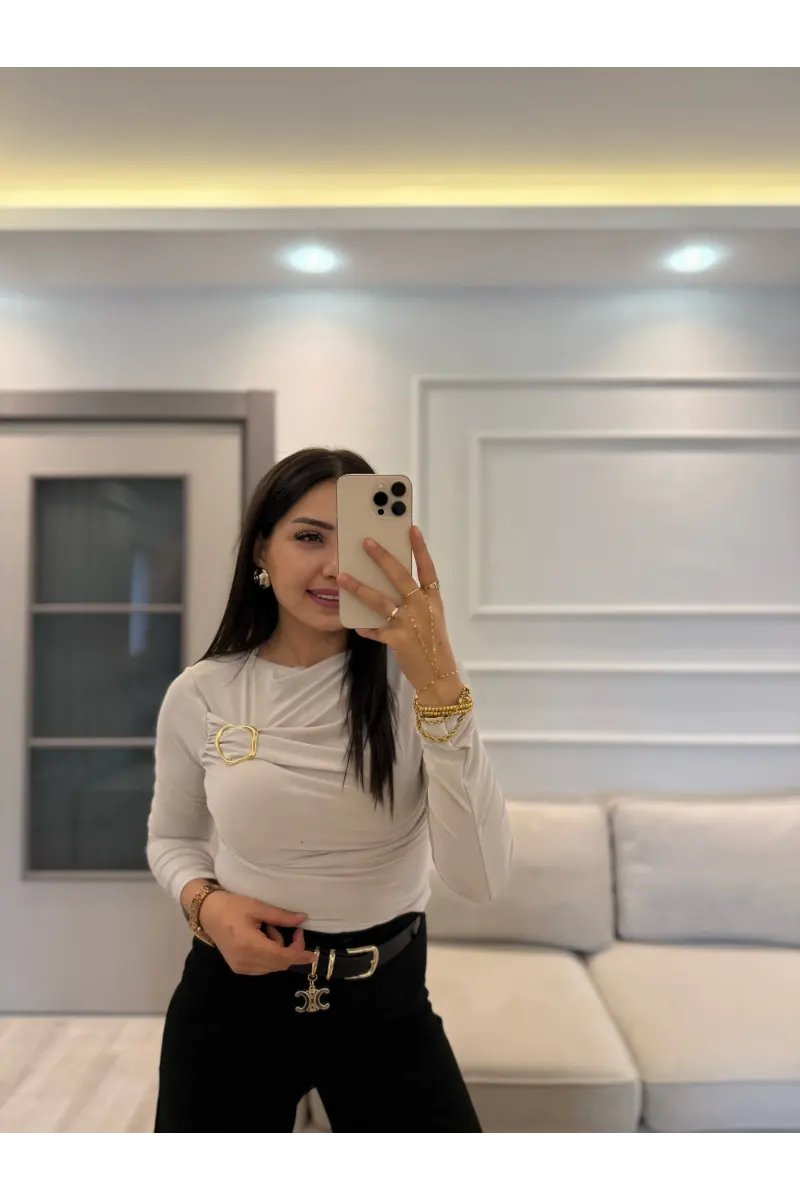 Göğüsü Tokalı Bluz