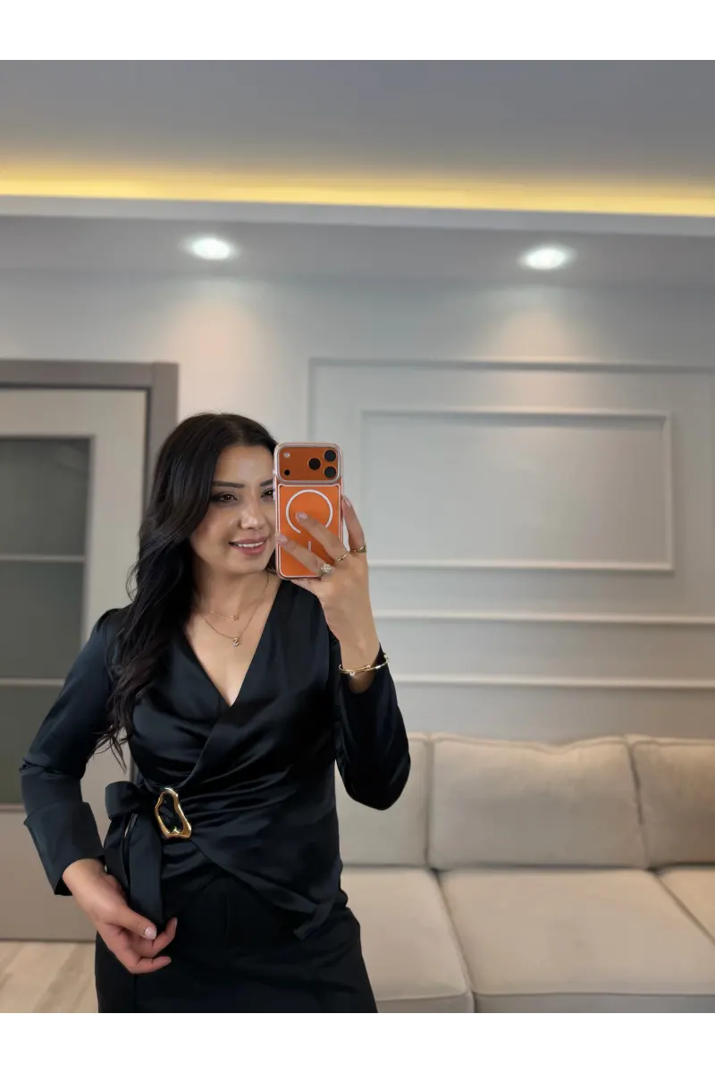 Gold Toka Detaylı Saten Bluz