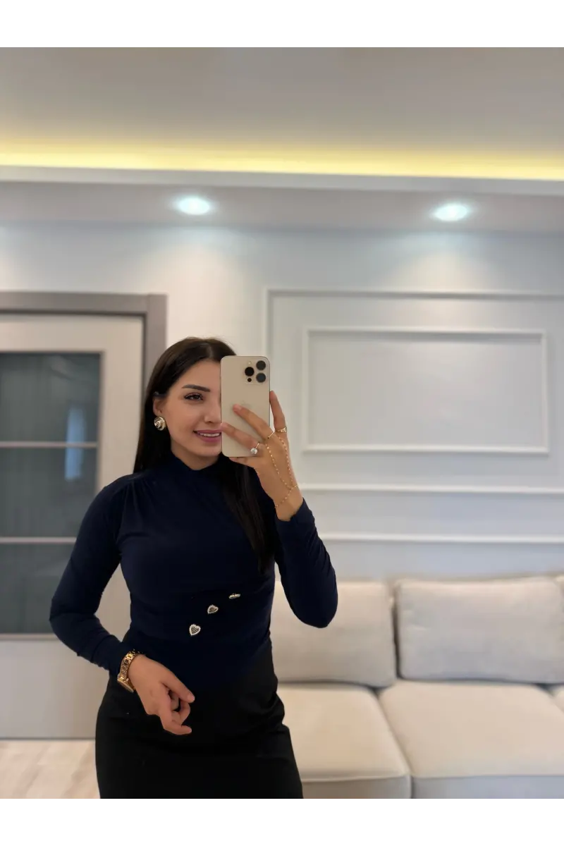 Kalp Düğmeli Büzgü Bantlı Bluz