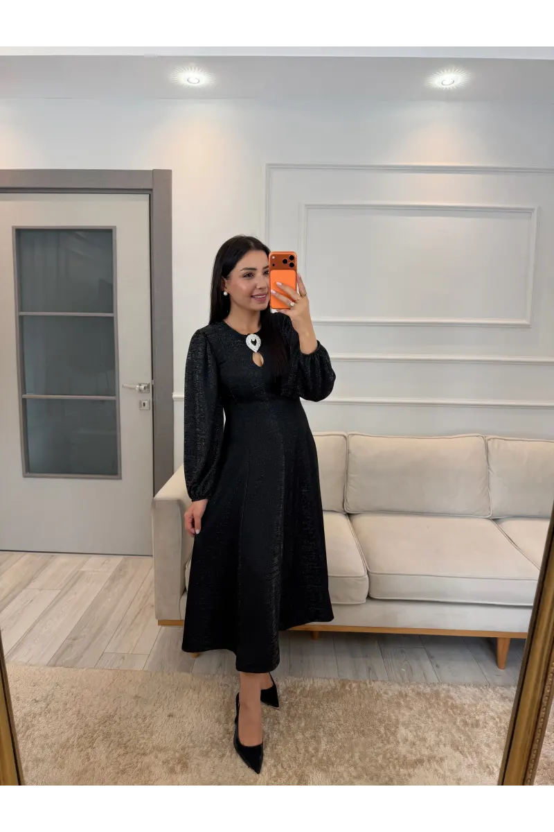 Ön Broşlu Simli Elbise