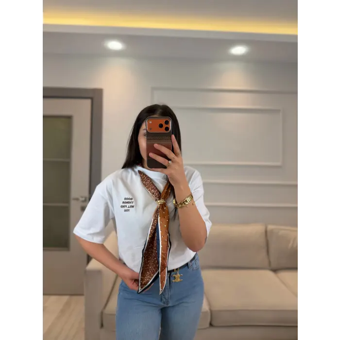 Yazı Nakış Fularlı T-Shirt