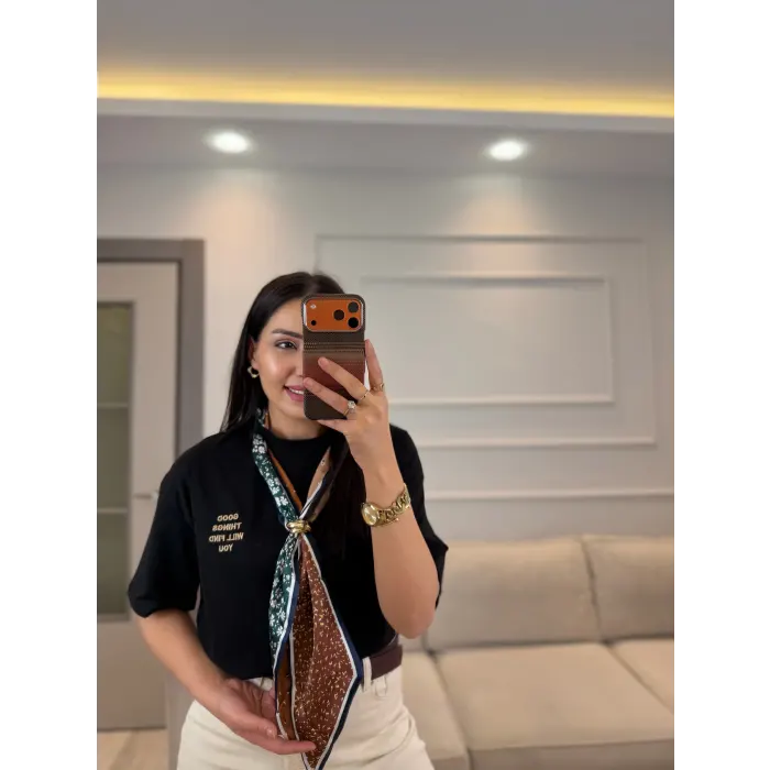 Yazı Nakış Fularlı T-Shirt